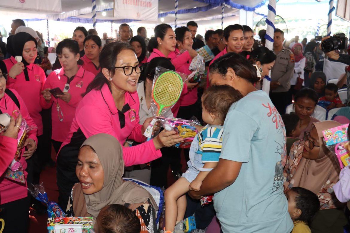 Ketua Umum Bhayangkari Tinjau Bakti Kesehatan di Ende, Warga Antusias