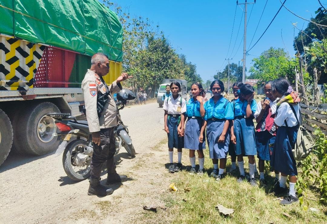 Polsek Kobalima Laksanakan Patroli Dialogis, Beri Himbauan Humanis kepada Siswa SMPN 1 Kobalima