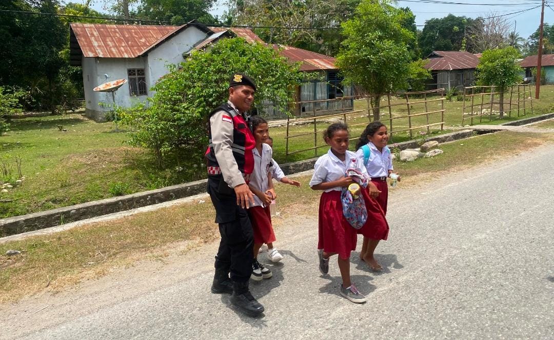 Polisi Humanis Polres Malaka Bantu Anak Sekolah Menyebrang, Wujud Nyata Kepedulian Polri di Jalan Raya