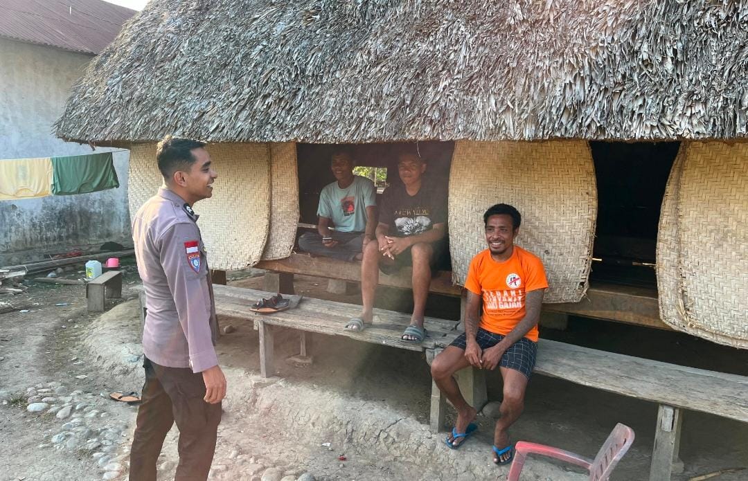 Bhabinkamtibmas Polsek Malaka Tengah Sambangi Warga, Sampaikan Pesan Kamtibmas Secara Humanis 
