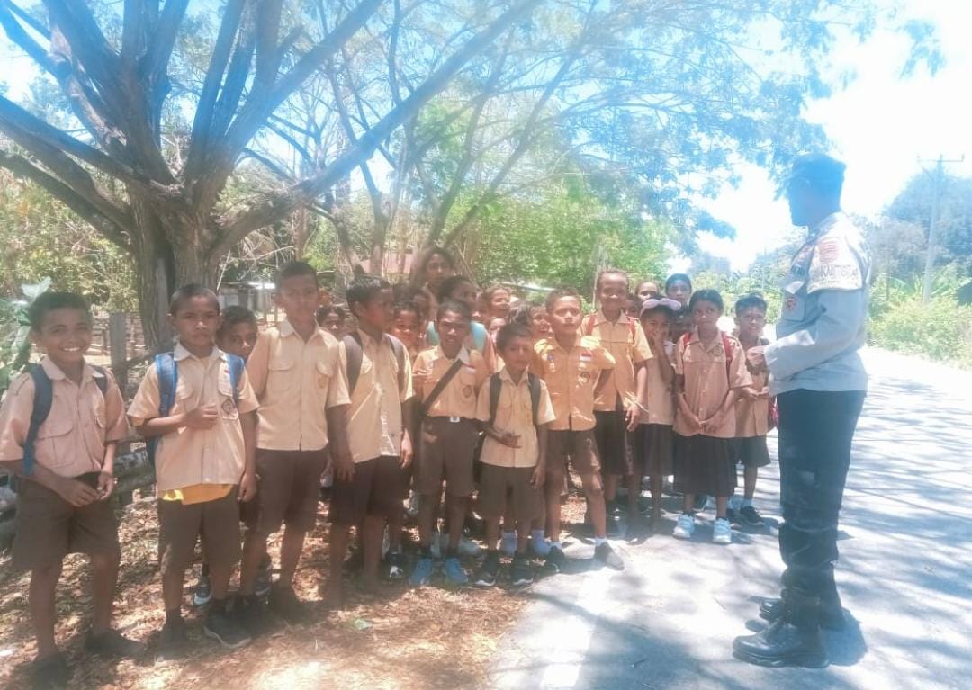 Polsek Kobalima Ajak Anak Sekolah Jaga Ketertiban dan Hindari Miras Lewat Patroli Dialogis
