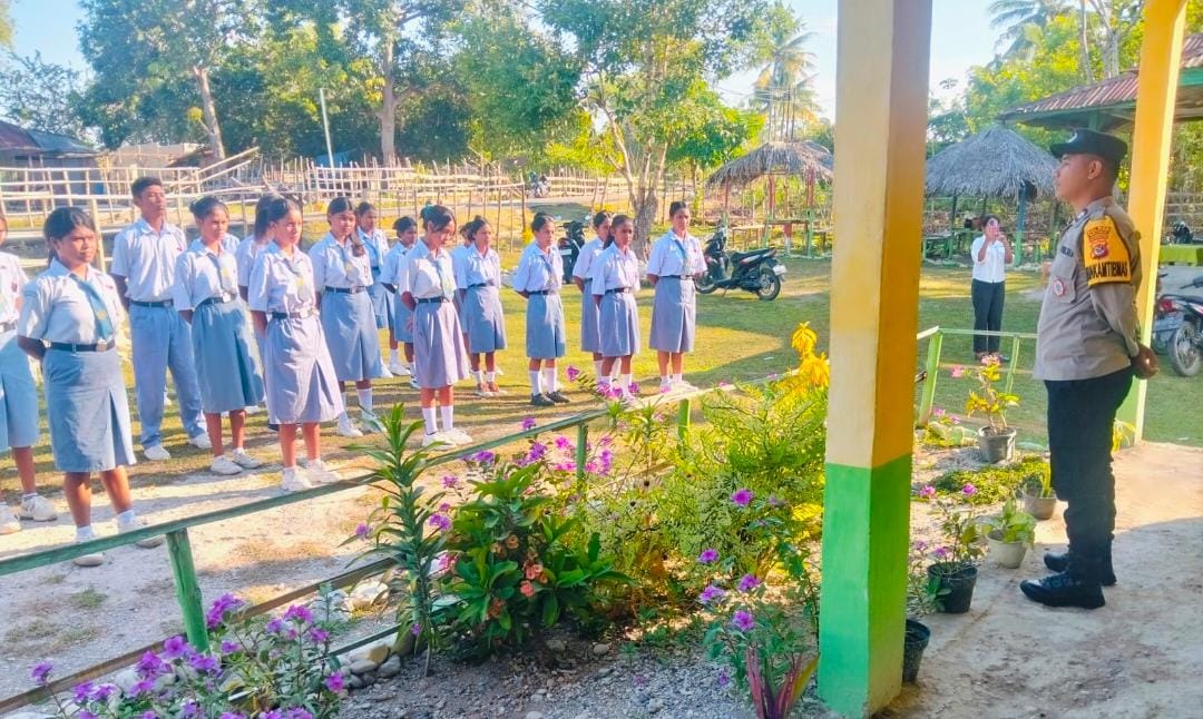 Bhabinkamtibmas Desa Haitimuk Ajak Siswa SMA Swasta Maharani Berika Wujudkan Generasi Muda Tertib dan Berkarakter