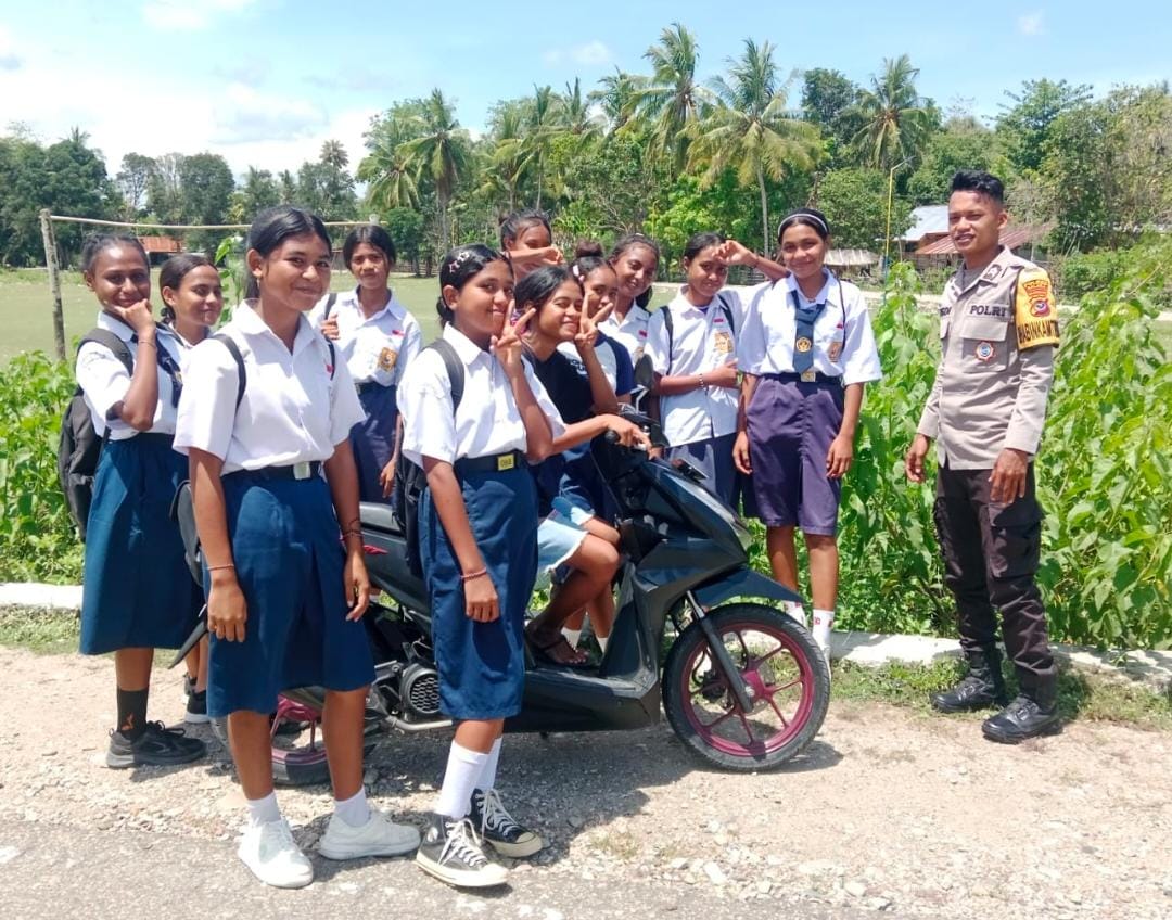 Bhabinkamtibmas Sapa Pelajar di Malaka Barat, Tanamkan Disiplin dan Kepedulian Sejak Dini