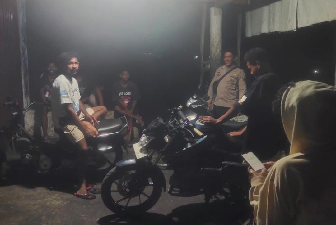Patroli Humanis Polsek Weliman: Sambangi Warga, Jaga Situasi Malam Tetap Kondusif