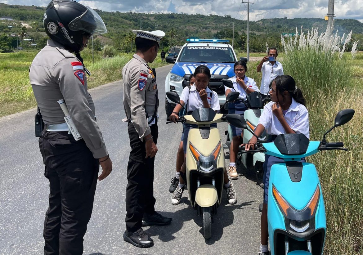 penggunaan sepeda listrik oleh anak di jalan raya mendapat perhatian serius satlantas polres malaka pada hari ke-8 ops zebra turangga 2025