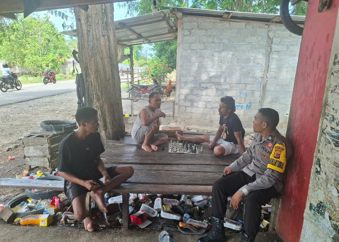 Bhabinkamtibmas Polsek Kobalima Gelar Patroli dan Sambang, Jaga Stabilitas Kamtibmas di Desa Lakekun