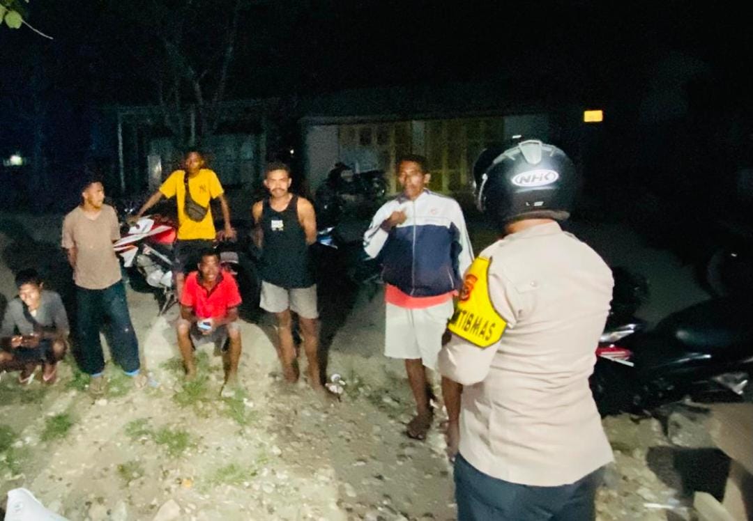 Bhabinkamtibmas Polsek Sasitamean Gelar Patroli Dialogis Cegah Gangguan Kamtibmas di Desa Manulea
