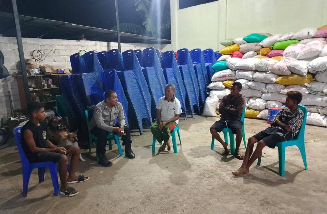 Patroli Dialogis Polsek Laenmanen Ajak Warga Desa Meotroy Jaga Kamtibmas dan Waspadai TPPO