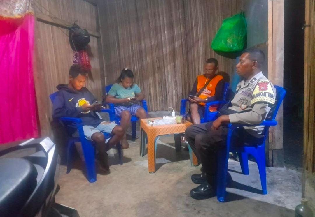 Bhabinkamtibmas Polsek Laenmanen Intensif Gelar Patroli Dialogis, Ajak Warga Jaga Kamtibmas dan Waspada TPPO
