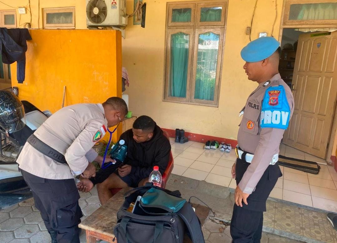 Sidokkes Polres Malaka Laksanakan Home Visit, Wujud Kepedulian terhadap Personel yang Sakit