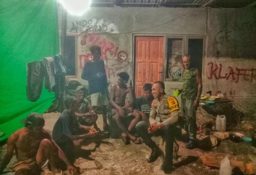 Dekat dan Bersahabat, Bhabinkamtibmas Polsek Wewiku Ajak Warga Jaga Keamanan