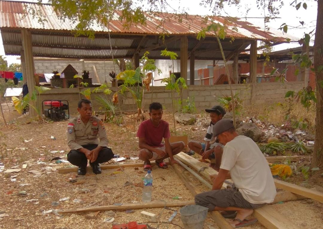 Humanis dan Persuasif, Anggota Polsek Laenmanen Sampaikan Pesan Kamtibmas kepada Warga Desa Kapitan Meo