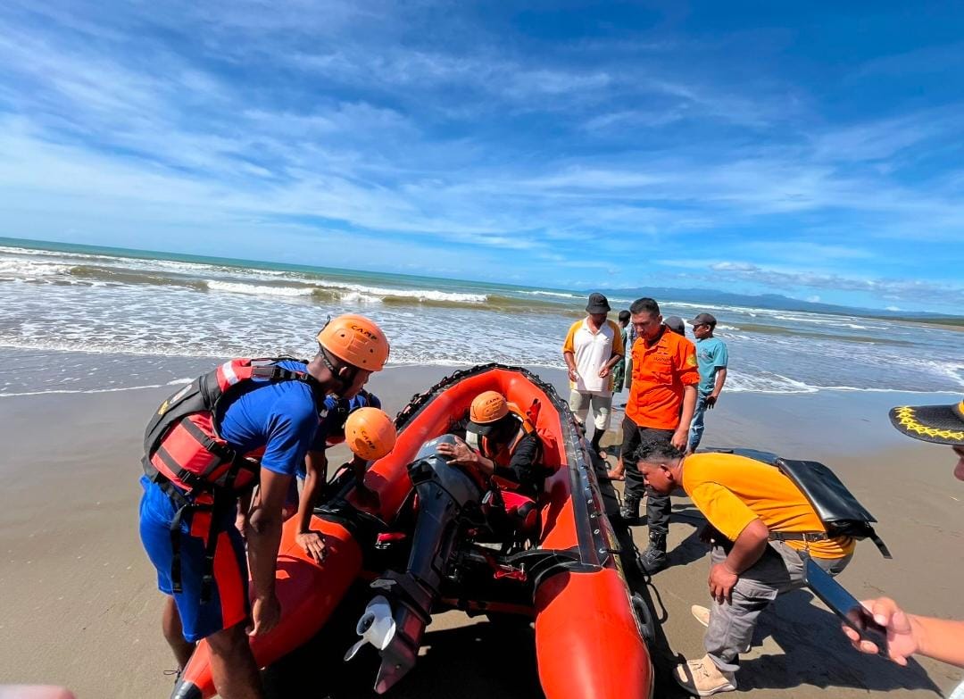 Polres Malaka Bersama Tim SAR dan Masyarakat Lanjutkan Pencarian Anak Tenggelam di Pantai Cemara Abudenok