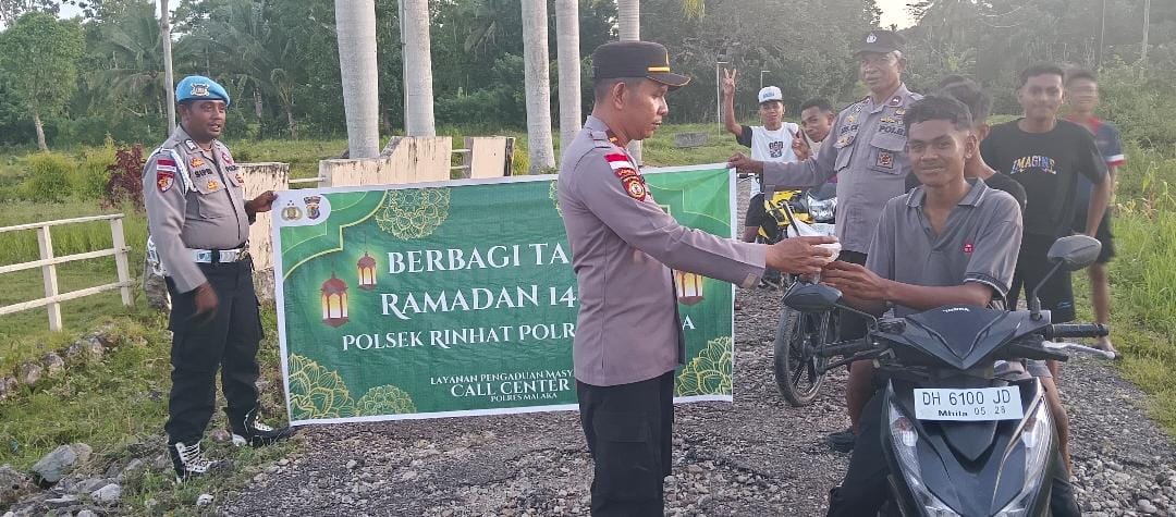 Polsek Rinhat Tebar Berkah Ramadhan 1447 H, Kapolsek Pimpin Langsung Pembagian Takjil dan Sampaikan Pesan Kamtibmas