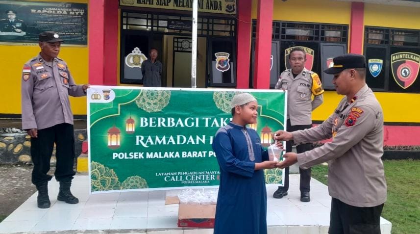 Polsek Malaka Barat Hadir di Tengah Masyarakat, Bagikan Takjil Penuh Kepedulian di Bulan Ramadan
