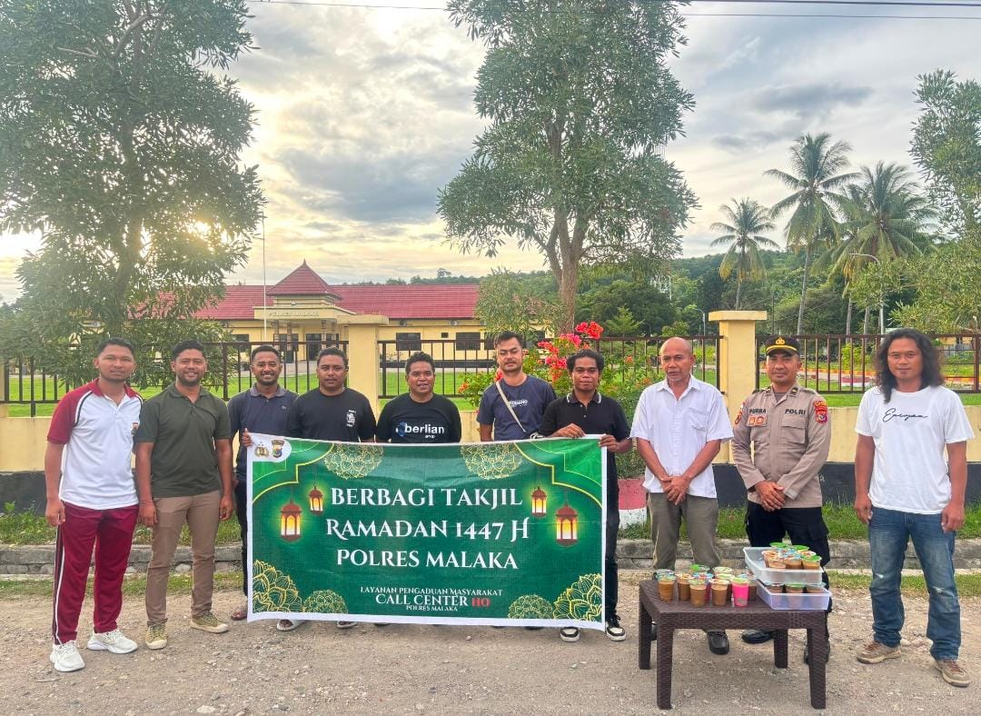 Humanis dan Presisi, Sat Intelkam Polres Malaka Berbagi Takjil untuk Masyarakat