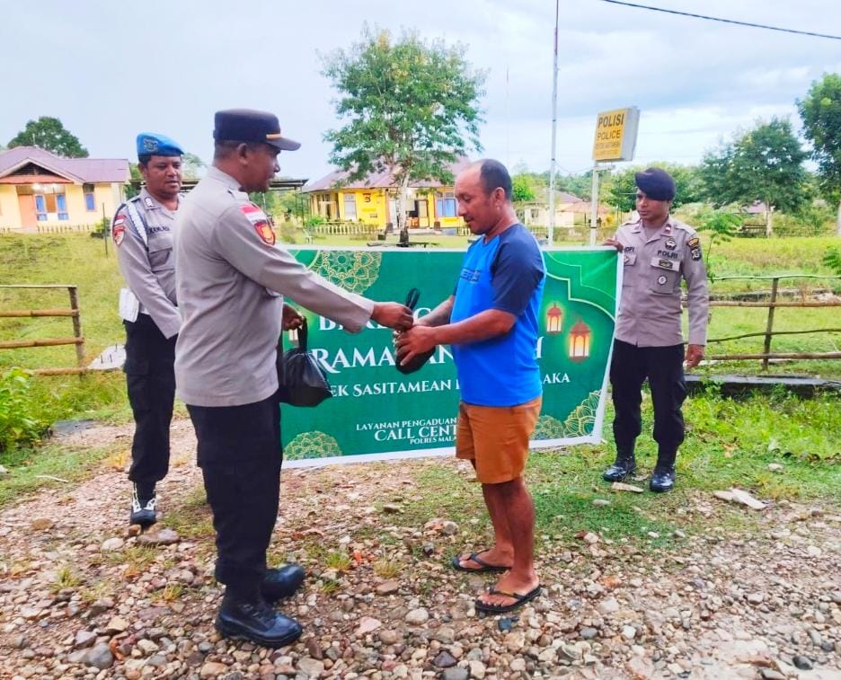 Polsek Sasitamean Polres Malaka Berbagi Takjil Ramadhan, Wujud Kepedulian dan Kedekatan Polri dengan Masyarakat