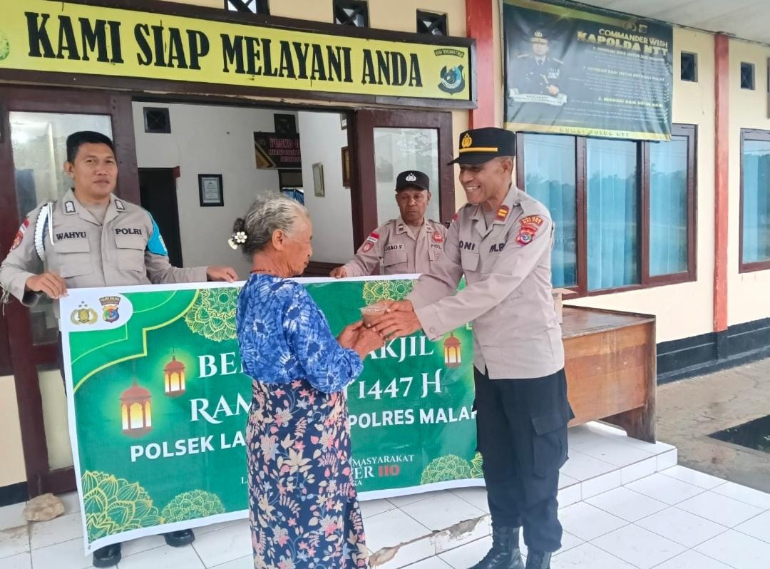 Sentuhan Kepedulian di Bulan Ramadhan, Polsek Laenmanen Berbagi Takjil untuk Warga