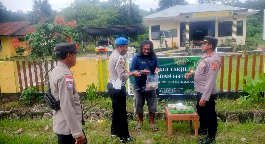 Hangatnya Kepedulian Ramadhan, Polsek Malaka Timur Berbagi Takjil dan Sapa Masyarakat