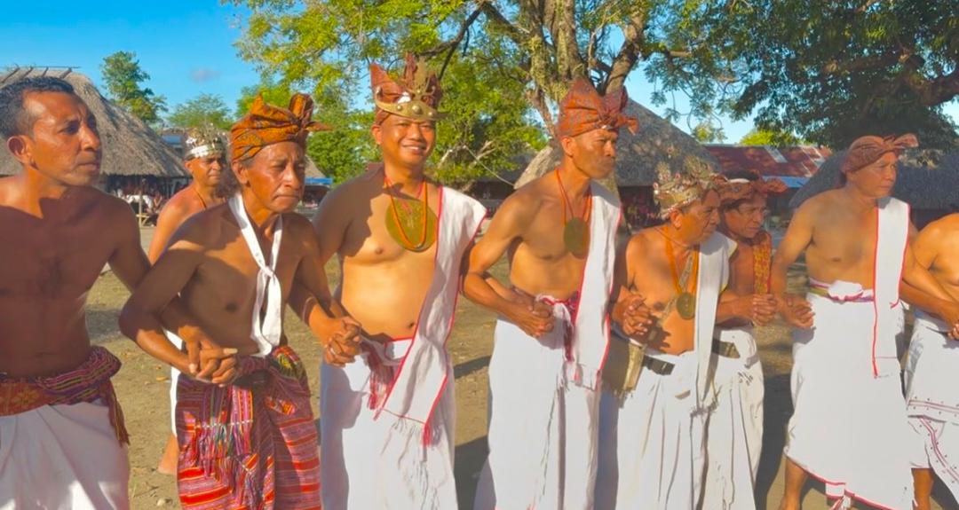 Sentuhan Adat, Kedekatan Hati: Kapolres Malaka Bersama Masyarakat